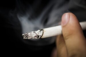 Hút thuốc lá là một trong những tác nhân có thể kích hoạt bùng phát vảy nến