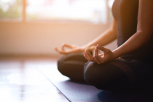 Các hoạt động tinh thần như thiền định, yoga,... được xem là có lợi cho bệnh nhân vảy nến